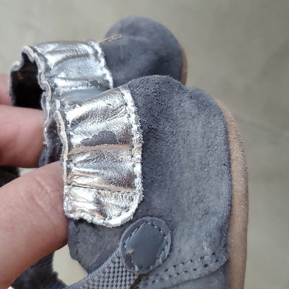 Robeez scallop suede Mary jane crib shoes - Picture 3 of 6